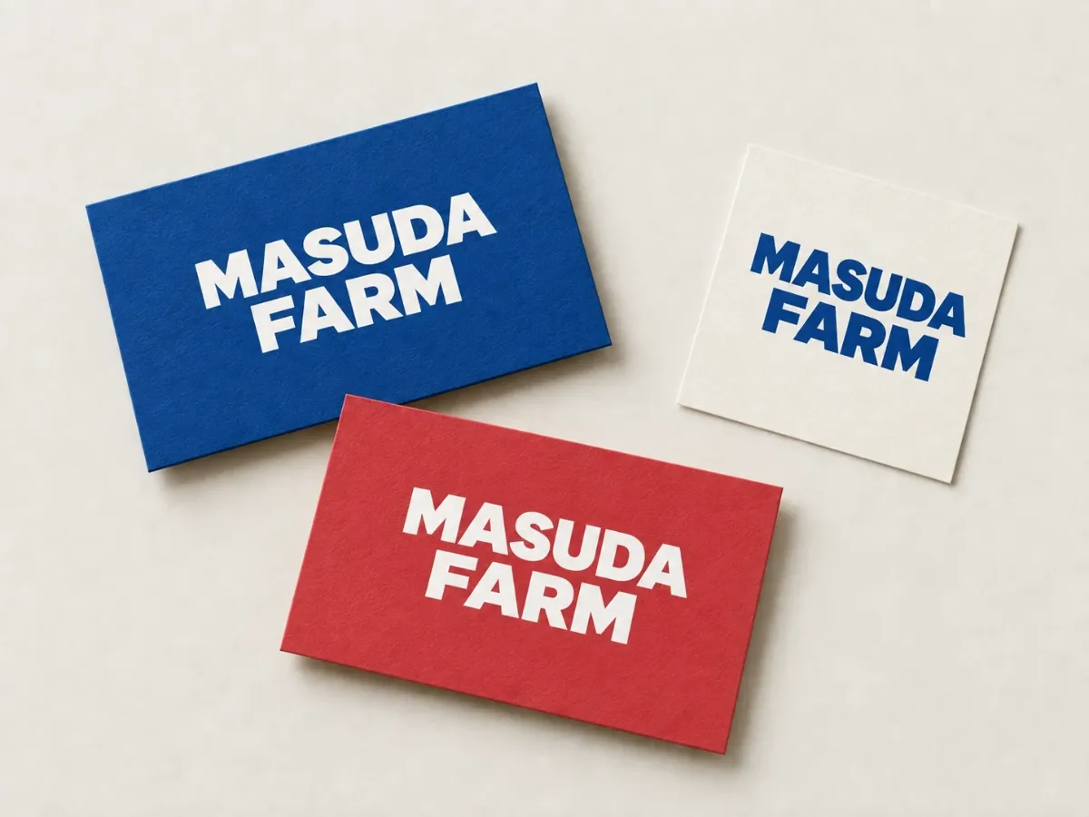 MASUDA FARMのロゴを青・白・赤で展開した名刺とステッカー。